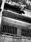 广州香港注册公司番禺一男童悬空卡在3楼防盗网 快递小哥徒手爬楼救人