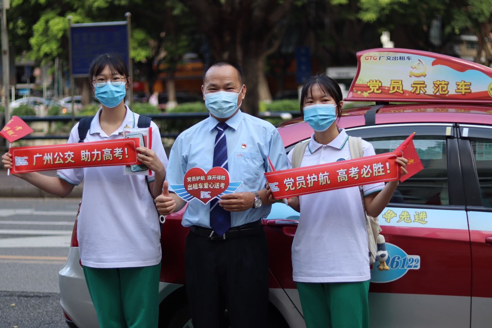 出租车司机朱敬怀与接载的江同学和董同学。