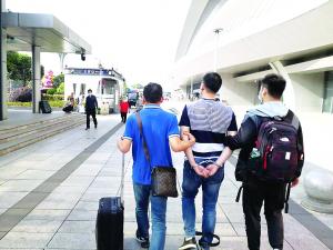 增城警方抓获犯罪嫌疑人姚某驱（中）。